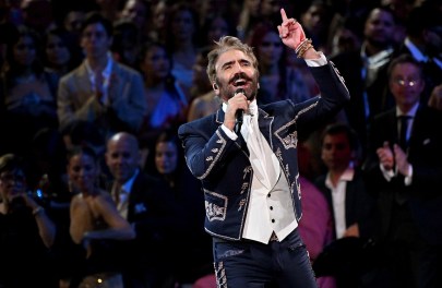 Alejandro Fernández canta en la ceremonia de los Latin Grammys, en su 25a edición anual, el 14 de noviembre de 2024 en el Kaseya Center en Miami.