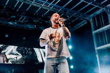 J Balvin en la Semana de la Música Latina — Next-Gen Reggaetón: Una noche curada por J Balvin, activación de Cheetos en Wynwood Marketplace el 16 de octubre de 2024 en Miami Beach, Florida.