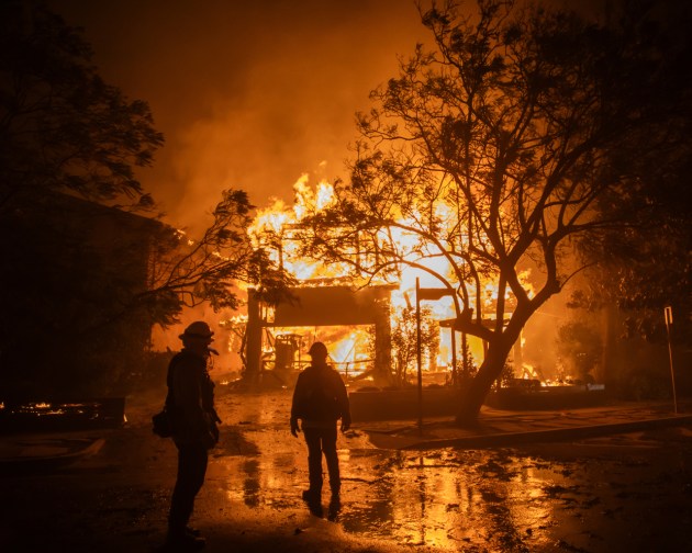 Firefighters, la wildfire